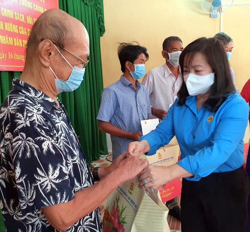 Phó Chủ tịch Tổng LĐLĐ Việt Nam Thái Thu Xương trao quà cho đại diện công nhân lao động khó khăn do ảnh hưởng COVID-19 tại Bạc Liêu. Ảnh: Nhật Hồ