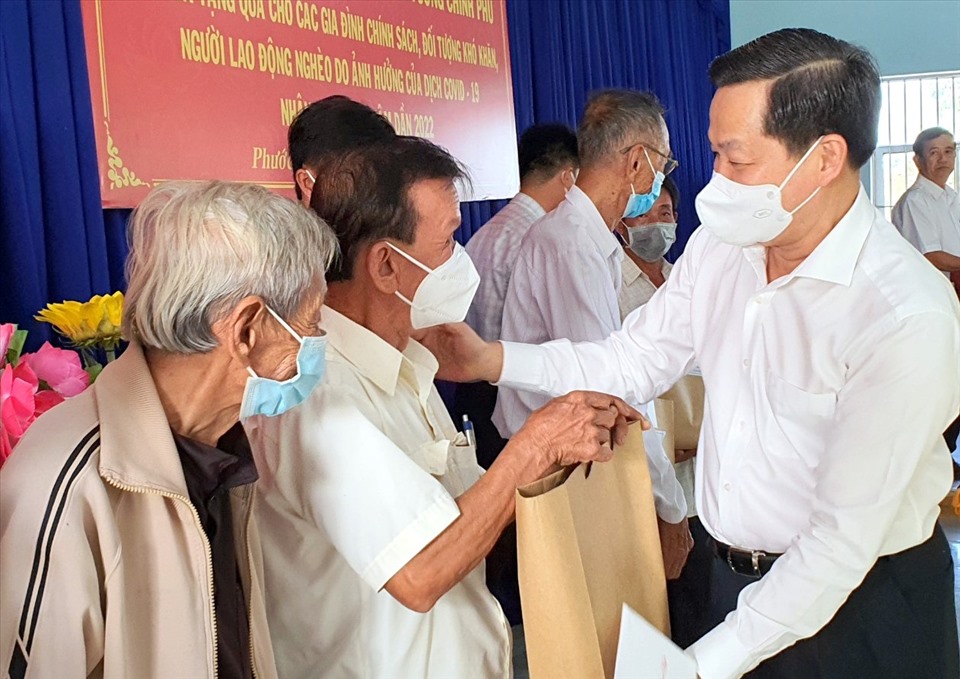 Phó Thủ tướng Chính phủ Lê Minh Khái trao quà cho gia đình chính sách tại xã Vĩnh Phú Tây, huyện Phước Long, tỉnh Bạc Liêu. Ảnh: Nhật Hồ