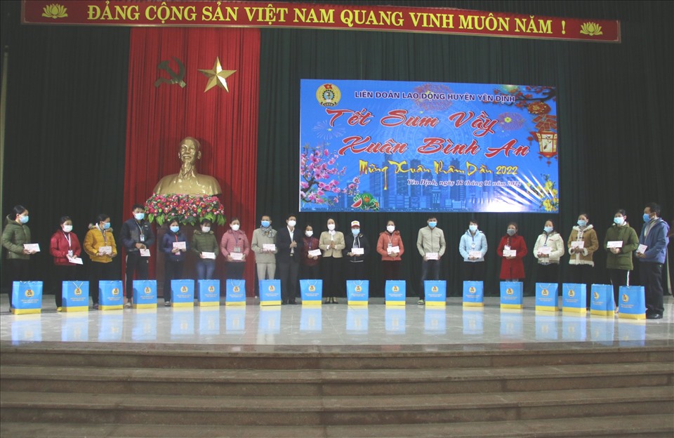 Trao quà cho công nhân lao động khó khăn tại huyện Yên Định. Ảnh: Q.D