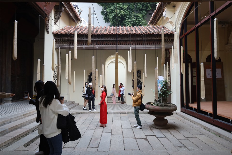 Các du khách đến tham quan đều có ý thức trong công tác phòng chống dịch bệnh. (Ảnh: Thành Công)