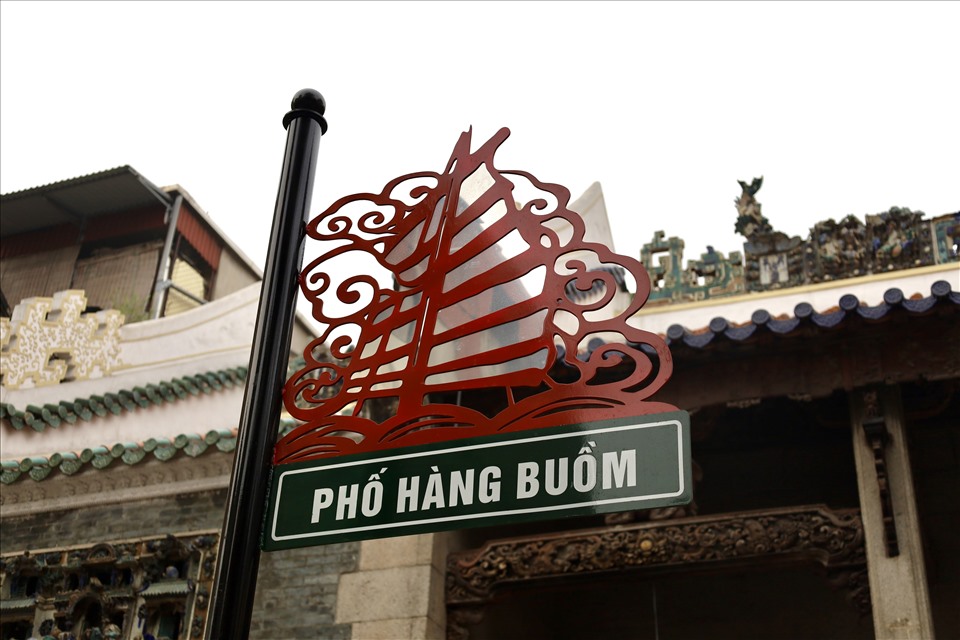 Hội quán Quảng Đông cũng là một trong số hai hội quán còn tồn tại ở phố cổ Hà Nội, cùng với hội quán Phúc Kiến tại 40 Lãn Ông. Hội quán Quảng Đông được tạo dựng lên do cộng đồng những Quảng Đông. Năm 1978, không gian Hội quán Quảng Đông được trưng dụng để làm trường mẫu giáo. Sau đó Hội quán được tôn tạo từ cuối năm 2018, hoàn thiện vào cuối năm 2021 và trở thành trung tâm triển lãm nghệ thuật. Tên gọi chính thức hiện tại là Trung tâm văn hoá nghệ thuật 22 Hàng Buồm. (Ảnh: Thành Công)