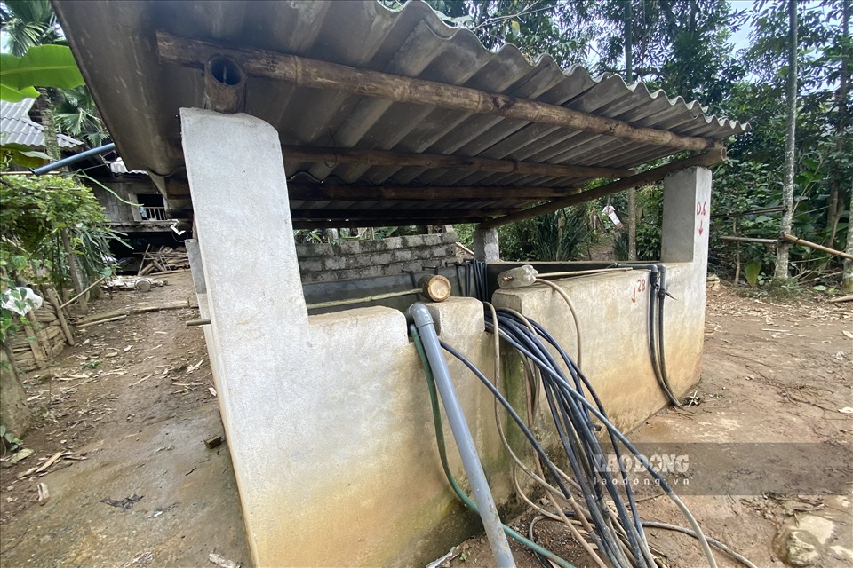 Các bể chứa nước dẫn từ mó về được người dân góp tiền xây chung. Sau đó, mỗi gia đình lắp riêng 1 máy bơm, bơm nước về để sử dụng.