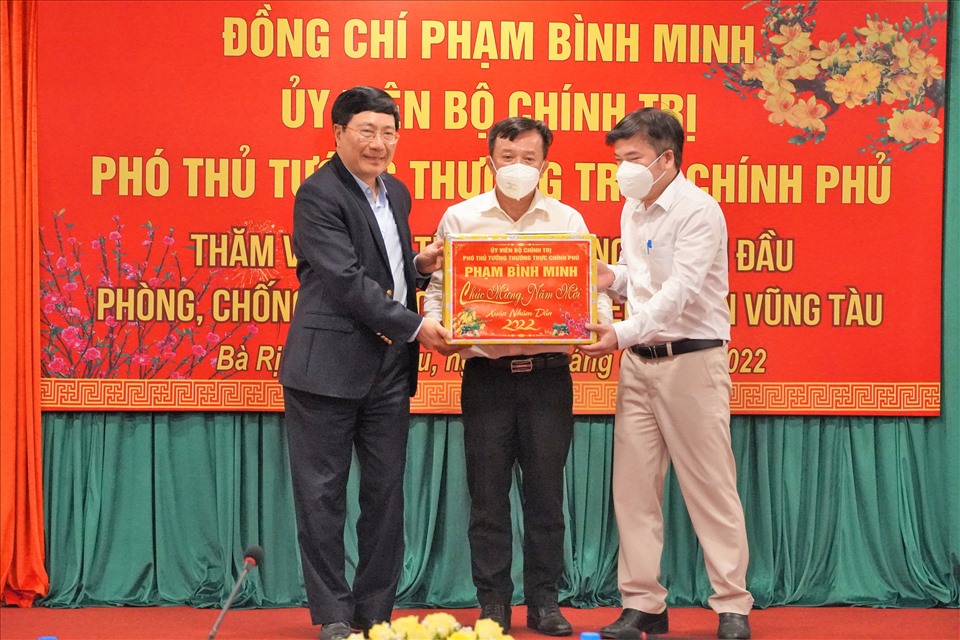 Phó Thủ tướng Phạm Bình Minh trao quà Tết cho đại diện Bệnh viện Vũng Tàu. Ảnh: T.A