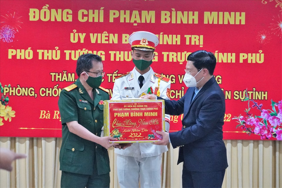 Phó Thủ tướng Phạm Bình Minh tặng quà cho đại diện lực lượng vũ trang Bà Rịa - Vũng Tàu. Ảnh: T.A