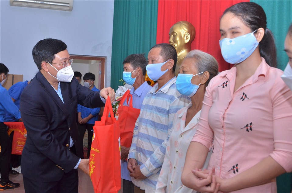 Phó Thủ tướng Phạm Bình Minh trao quà cho hộ nghèo, người có hoàn cảnh khó khăn tại Bà Rịa - Vũng Tàu. Ảnh: T.A