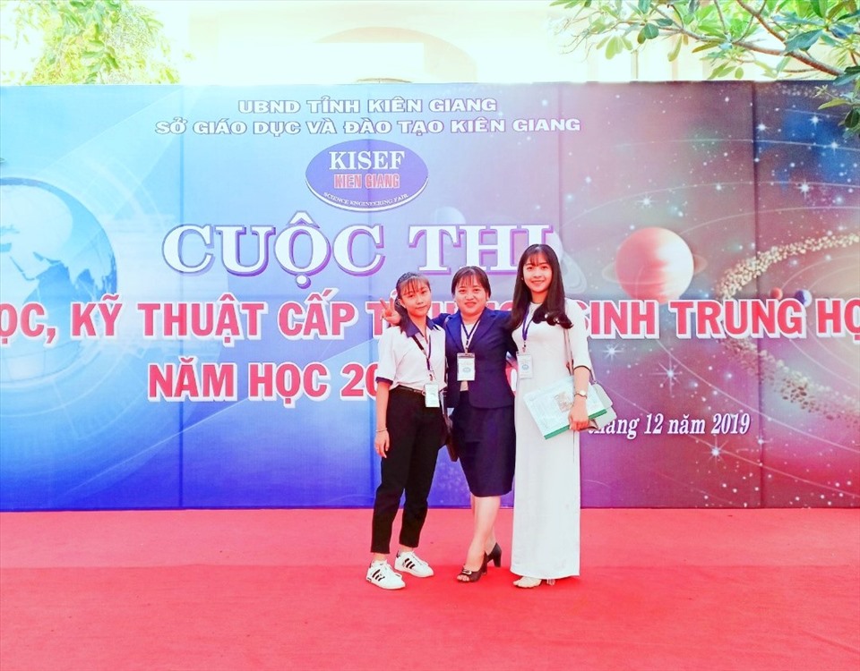 Cô giáo Nguyễn Thị Pha Phăng cùng nhóm học sinh tham gia cuộc thi khoa học kỹ thuật tỉnh Kiên Giang. Ảnh nhân vật cung cấp