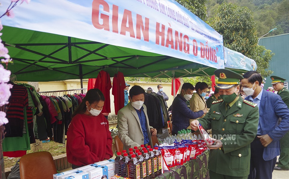Nhiều người dân cũng vô cùng phấn khởi được lựa chọn các nhu yếu phẩm, quần áo tại “gian hàng 0 đồng” do Bộ Chỉ huy Bộ đội Biên phòng Lai Châu phối hợp với Hội Liên hiệp phụ nữ huyện Phong Thổ tổ chức.