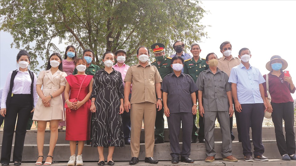 Ông Nguyễn Thanh Ngà cùng Đoàn cán bộ Hội hỗ trợ gia đình liệt sỹ thăm và tặng quà các gia đình liệt sỹ.