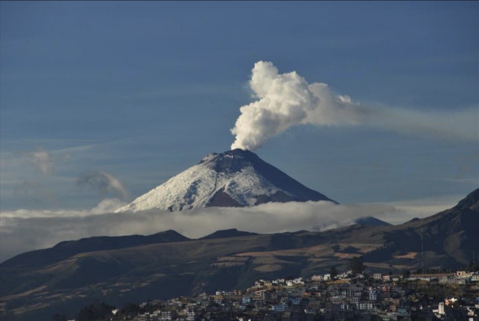 Núi lửa Cotopaxi ở Ecuador. Ảnh: AFP