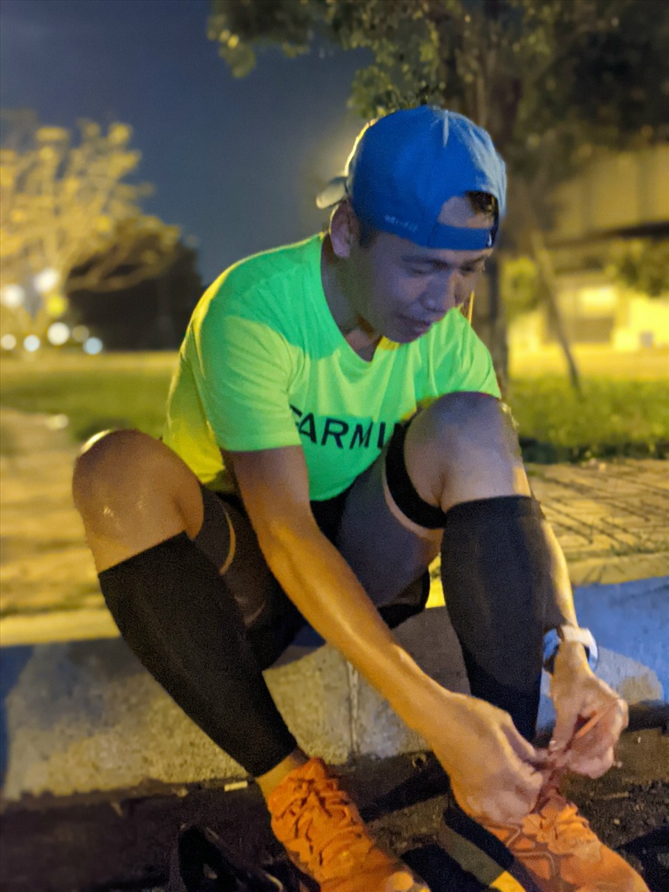 Nguyễn Được đã chạy xuyên đêm suốt sáng để đạt thử thách chạy bộ 100km liên tiếp dưới 18 giờ. Ảnh: TGCC