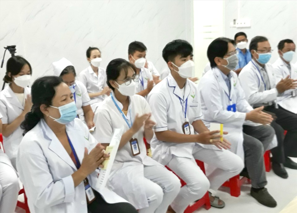 Thầy thuốc tại Chi hội vui mừng tự nguyện tham gia khám bệnh cho người lao động. Ảnh: PV