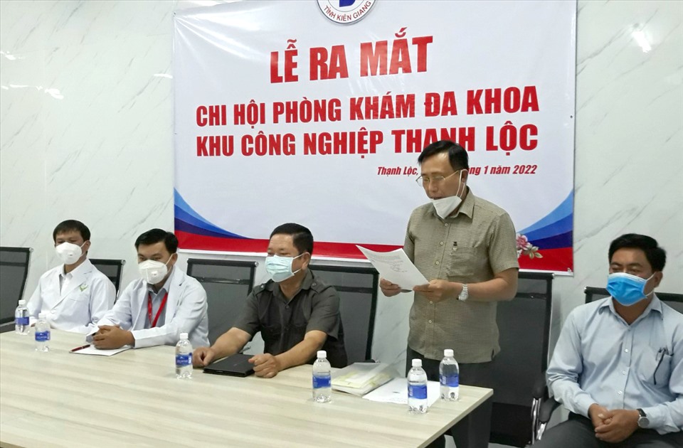 Lễ ra mắt Chi hội Bảo trợ bệnh nhân nghèo tại Khu công nghiệp Thạnh Lộc, ưu tiên khám bệnh cho người lao động đang làm việc tại khu công nghiệp. Ảnh: PV
