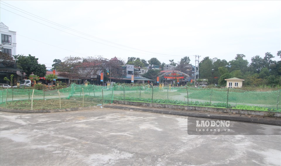 Trao đổi với PV, ông Lại Hồng Minh - Chủ tịch UBND thị trấn Sơn Dương cho biết, năm 2011 công trình này dự kiến được Văn phòng Quốc hội hỗ trí kinh phí xây dựng với tổng mức khoảng 40 tỉ đồng, nhưng khi làm xong phần hạ tầng kỹ thuật như nền, tường rào, điện sáng (năm 2012) thì không bố trí được nguồn vốn dể triển khai nữa. Từ đó đến nay, công trình vẫn im lìm bất động trong sự mong chờ của người dân.