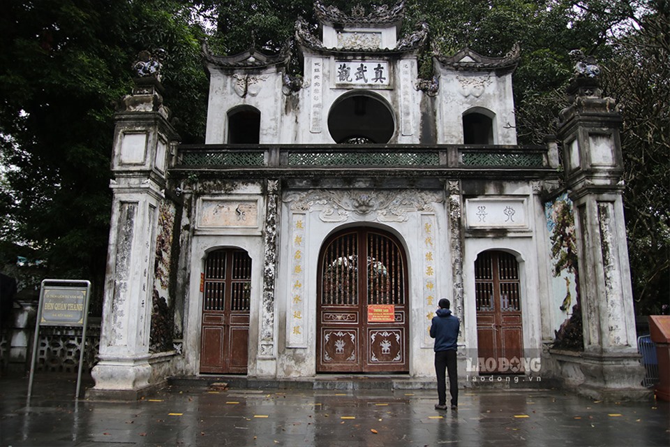Tương tự phủ Tây Hồ, tại đền Quán Thánh (phường Quán Thánh, quận Ba Đình) cũng đang đóng cửa dù là ngày rằm.