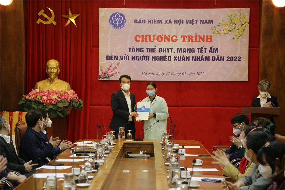Tổng Giám đốc Bảo hiểm xã hội Việt Nam tặng quà đến bệnh nhân và người nhà bệnh nhân.