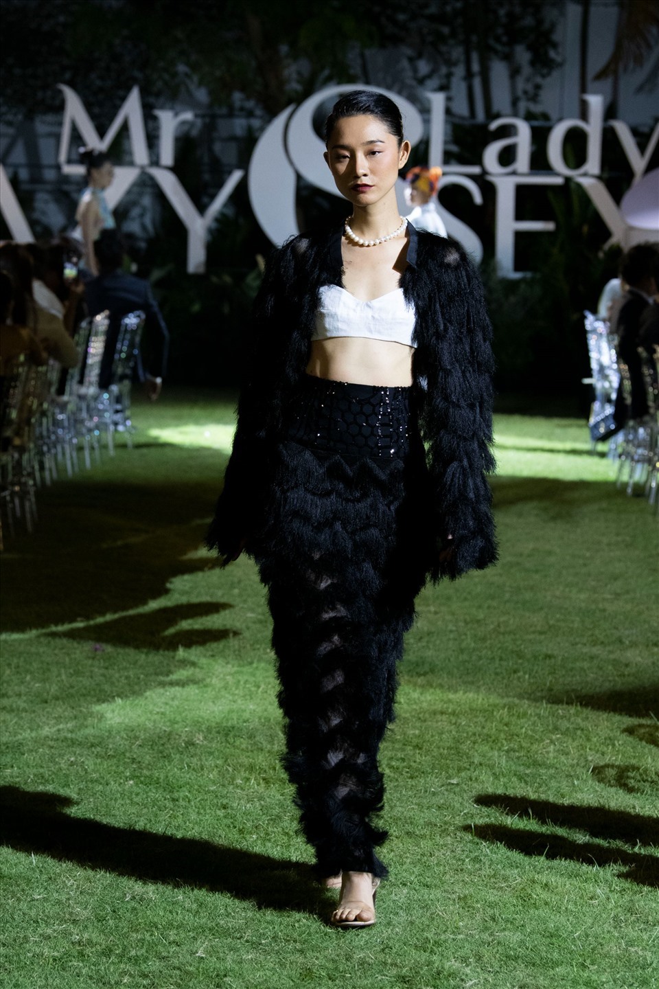 Dàn người mẫu trình diễn bộ sưu tập “Being Crazy – Being Sexy” trên nền nhạc đắm say, nồng nàn của nghệ sĩ piano Tuấn Mạnh và nữ nghệ sĩ violin SMI.