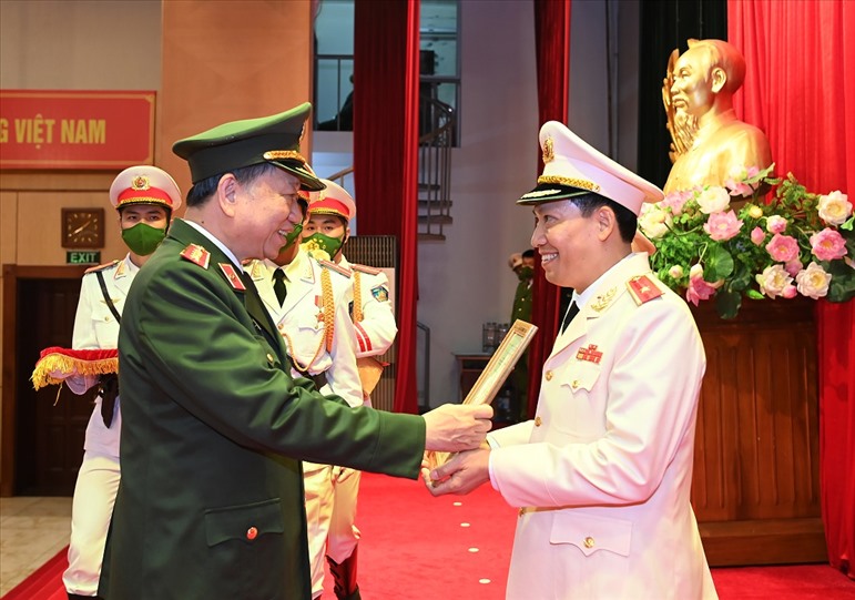 Bộ trưởng Tô Lâm trao Quyết định bổ nhiệm chức vụ Thứ trưởng Bộ Công an đối với Thiếu tướng Lê Văn Tuyến. Ảnh: BCA
