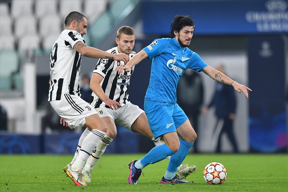 Sardar Azmoun (áo xanh) từng đối đầu với Juventus tại Champions League. Ảnh: UEFA