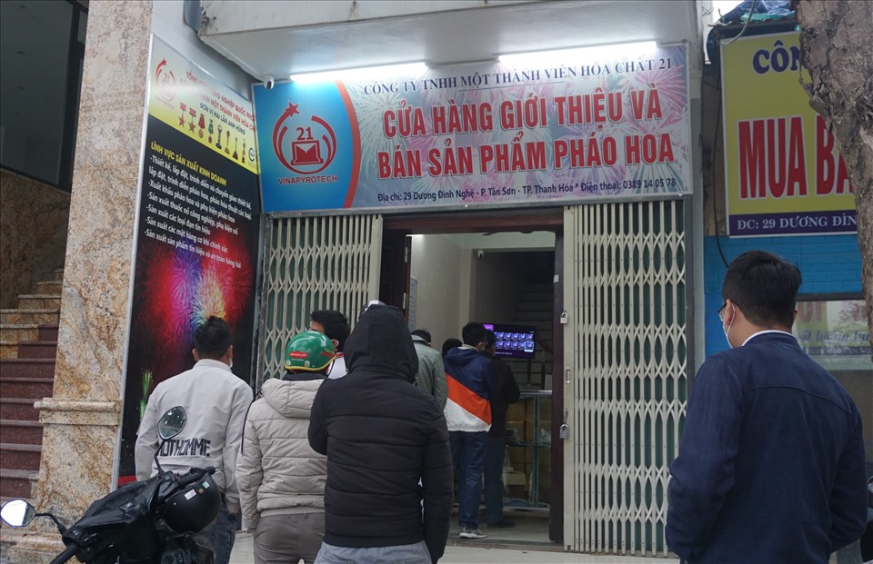 Người dân xếp hàng chờ mua pháo hoa tại cửa hàng số 29, đường Dương Đình Nghệ (phường Tân Sơn, TP.Thanh Hóa). Ảnh: N.H