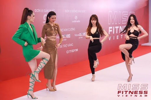 Những hình ảnh đầu tiên của Lê Bống và Trần Thanh Tâm trong cuộc thi cùng với hai giám khảo. Anh: Fanpage Miss Fitness Vietnam