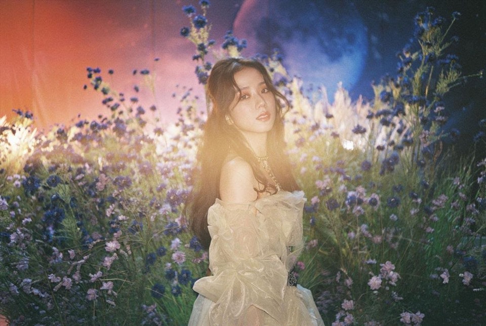 Bức ảnh có màu sắc hơi hướng cổ điển, lúc này giống như một cô công chúa lạc vào giữa rừng hoa. Ảnh: Instagram