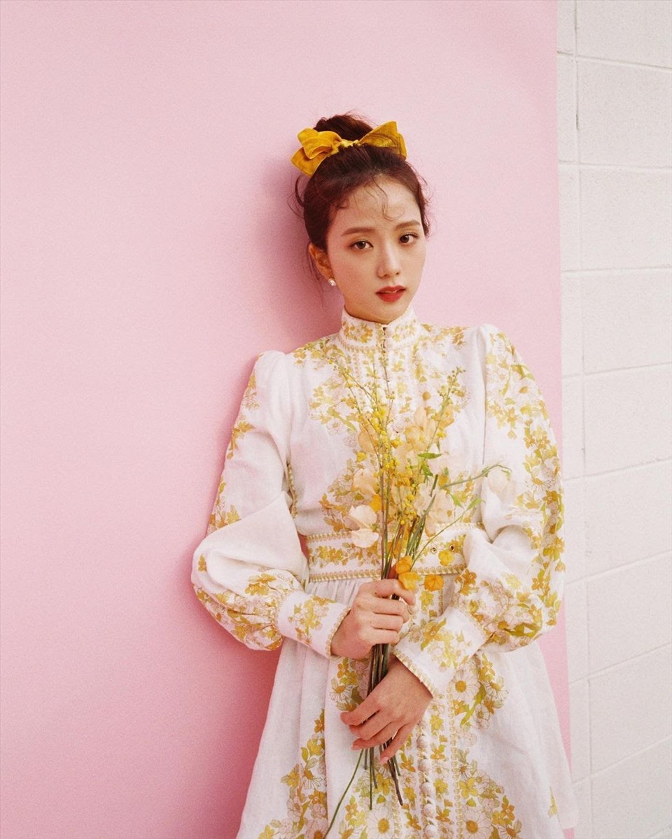 Jisoo trông thật cuốn hút với bộ váy trắng kết hợp họa tiết màu vàng. Ảnh: Instagram