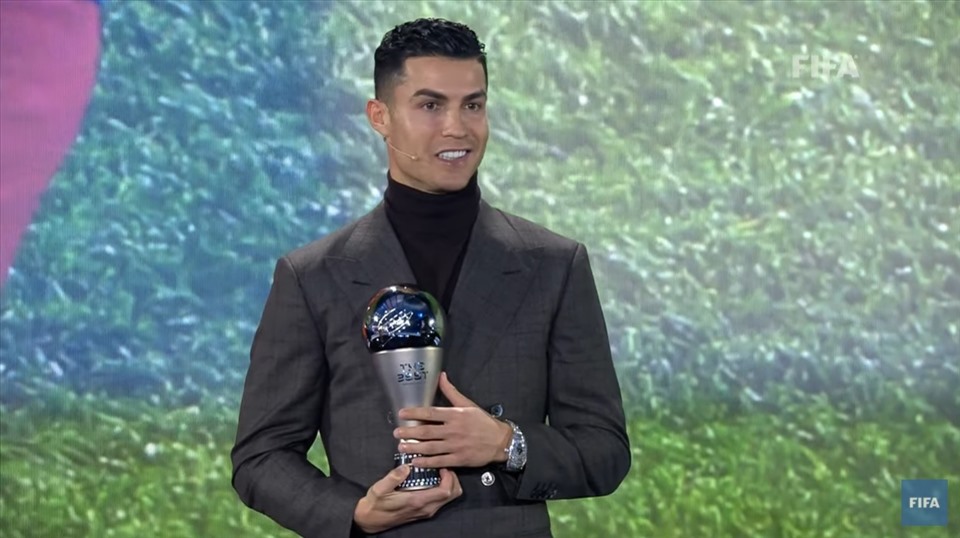 Cristiano Ronaldo là cầu thủ duy nhất đến nhận giải trực tiếp. Ảnh: FIFA