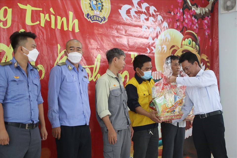 20 công nhân lao động khó khăn tại khu vực ga Nha Trang nhận quà Tết sum vầy. Ảnh: P.Linh