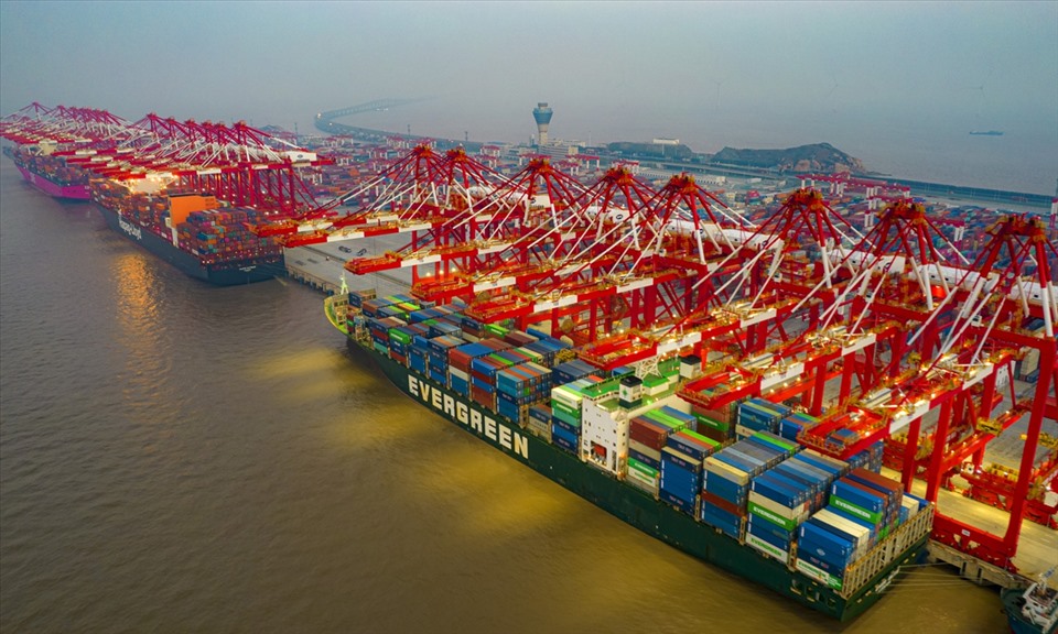 Năm 2021, cảng Thượng Hải đã xử lý hơn 47 triệu container tiêu chuẩn, đứng đầu trong số các cảng trên thế giới 12 năm liên tiếp. Ảnh: VGC