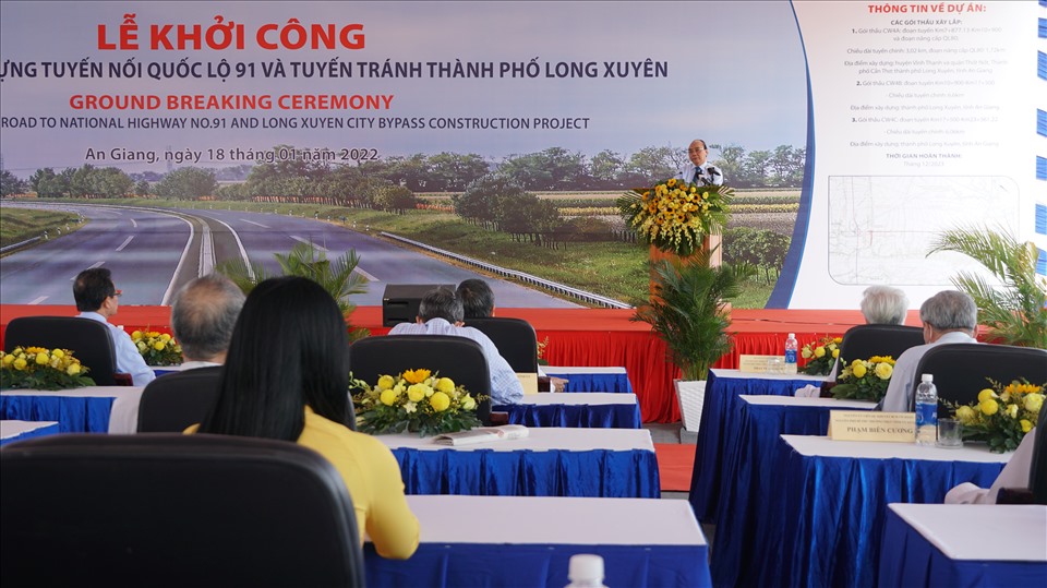 Chủ tịch nước Nguyễn Xuân Phúc phát biểu tại buổi lễ khởi công. Ảnh: Tạ Quang.