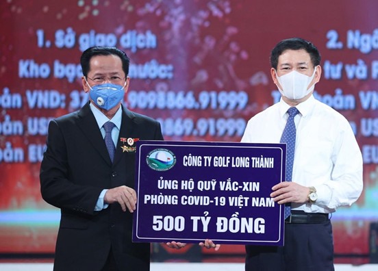AHLĐ Lê Văn Kiểm, Chủ tịch HĐQT Công ty CP Đầu tư & Kinh doanh Golf Long Thành trao tặng 500 tỉ đồng ủng hộ Quỹ Vắc - Xin phòng COVID-19 Việt Nam