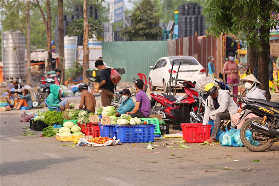 Các loại rau củ quả, trái cây được đóng túi lớn 10-20 kg để bán sỉ; một số xe lôi phát loa để bán lẻ cho người đi đường.
