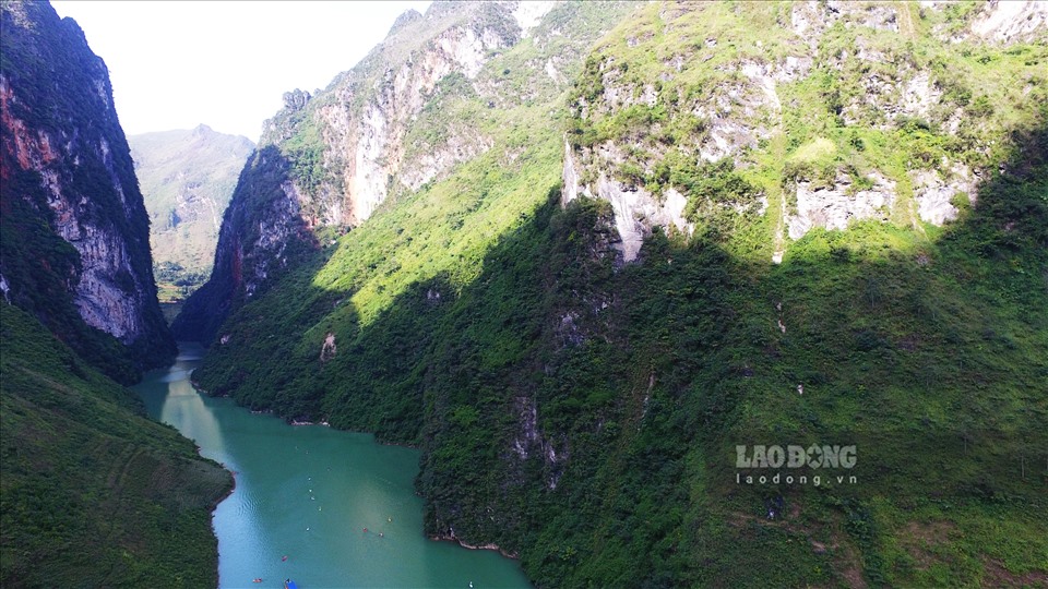 Dòng sông Nho Quế bắt nguồn từ vùng núi Nghiễm Sơn (Vân Nam, Trung Quốc) chảy từ độ cao 1500m vào lãnh thổ Việt Nam tại địa phận thôn Séo Lủng (xã Lũng Cú, Đồng Văn, Hà Giang).