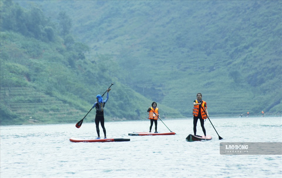 Chèo thuyền kayak hoặc ngồi du thuyền ngược dòng Nho Quế ngắm hẻm Tu Sản đã trở thành một trải nghiệm thú vị đối với du khách khi đến Cao nguyên đá Hà Giang