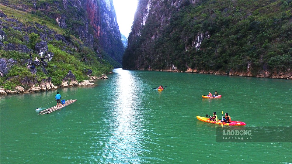 Lý giải cho màu xanh đặc trưng của sông Nho Quê, người dân địa phương cho rằng, do có hệ tảo lục sinh trưởng trong lòng sông. Bên cạnh đó, hai bên bờ là hẻm núi với bạt ngàn cây xanh in bóng xuống lòng sông cũng tạo nên màu nước xanh trong.