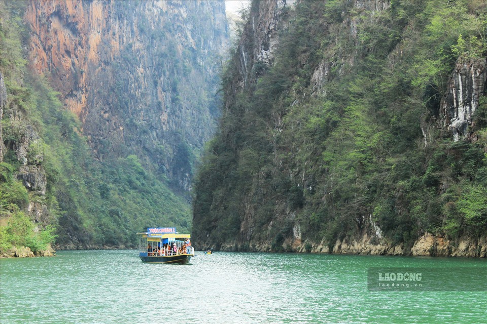 Từ bến thuyền du lịch tại Thuỷ điện Nho Quế, đi thuyền máy khoảng 30 phút ngược về thượng nguồn dòng sông là có thể thưởng trọn cảnh sắc kỳ vĩ, độc đáo của hẻm Tu Sản.