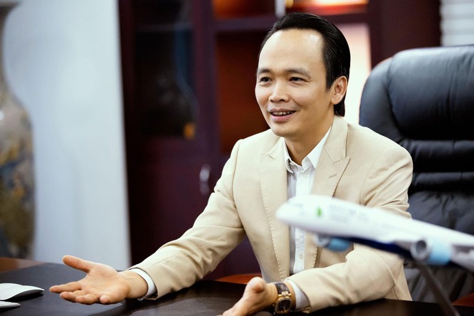 Ông Trịnh Văn Quyết - Chủ tịch HĐQT FLC nhận quyết định phạt hành chính do bán chui cổ phiếu. Ảnh TL