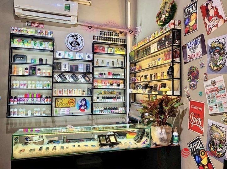 Một cửa hàng Hà Nội bày bán công khai thuốc lá điện tử nhập lậu.
