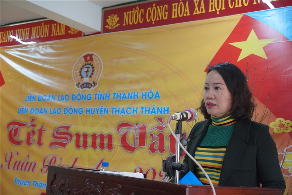 Bà Trịnh Thị Hoa - Phó Chủ tịch LĐLĐ tỉnh Thanh Hóa phát biểu tại chương trình. Ảnh: Q.D