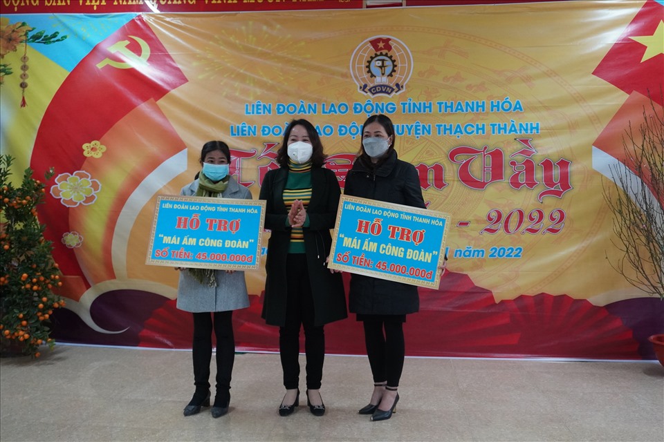 Trao hỗ trợ nhà “Mái ấm Công đoàn” cho 2 đoàn viên có hoàn cảnh đặc biệt khó khăn tại huyện Thạch Thành. Ảnh: Q.D