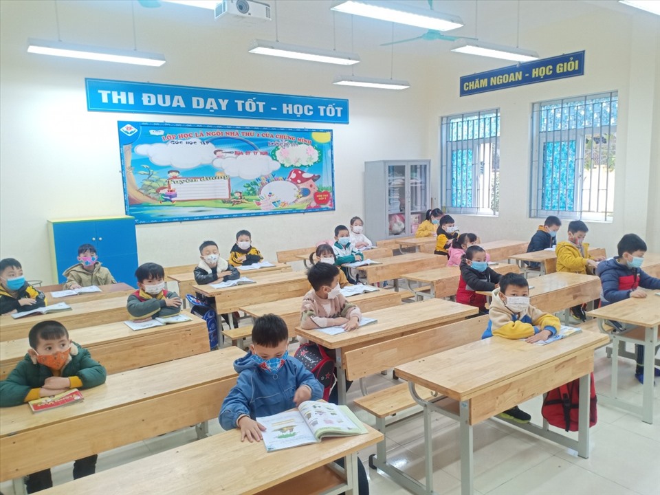 Học sinh lớp 1 tại Hà Nội giãn cách đến trường kiểm tra trực tiếp. Ảnh: Tường Vân.