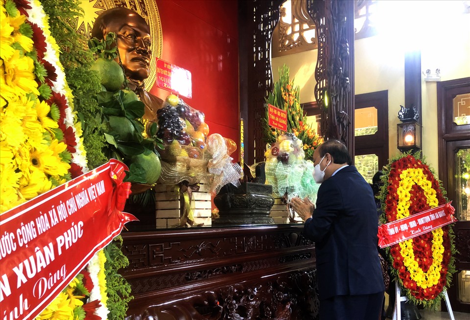 Trước đó, Chủ tịch Nước đã đến viếng, dâng hương lên bàn thờ Bác Tôn tại Khu Di tịch quốc gia đặc biệt Khu lưu niệm Chủ tịch Tôn Đức Thắng. Ảnh: LT