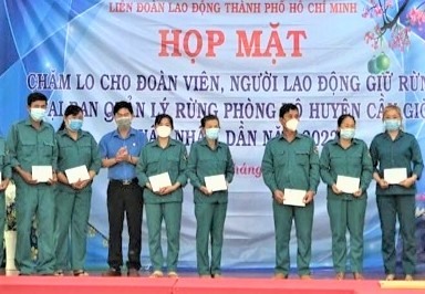 Phó Chủ tịch LĐLĐ TPHCM Phạm Chí Tâm tặng quà công nhân lao động Ban Quản lý rừng phòng hộ Cần Giờ. Ảnh: Đức Long