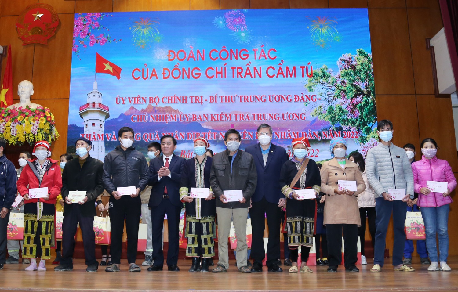 Ông Trần Cẩm Tú cùng đoàn công tác Tổng Liên đoàn Lao động Việt nam tặng quà gia đình chính sách và công nhân, lao động. Ảnh: CTV.