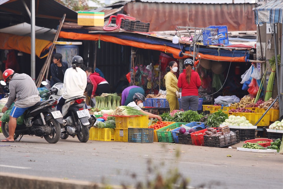Đoạn đường Quản Trọng Linh dẫn vào cổng chợ dài khoảng 500m, hai bên đường nhộn nhịp mua bán. Ảnh: Thanh Vũ