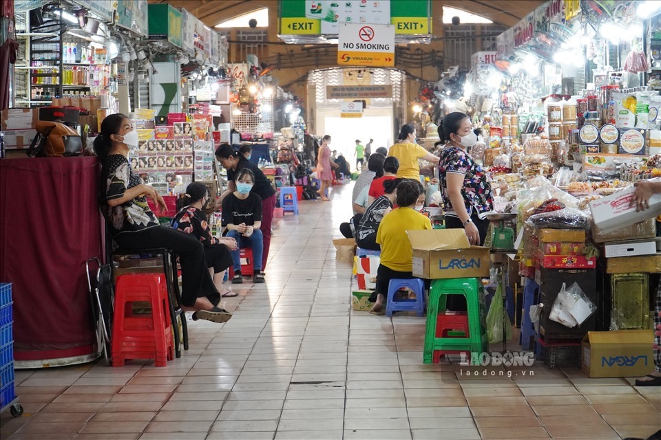 Hoạt động mua bán ở chợ Bến Thành (Quận 1) kém sôi nổi. Ảnh: Lê Chân