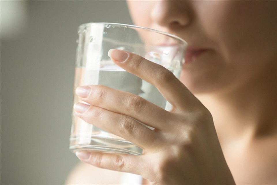 Uống nước ấm vào mỗi buổi sáng sẽ đẩy lùi nguy cơ mắc một số bệnh. Ảnh: Xinhua