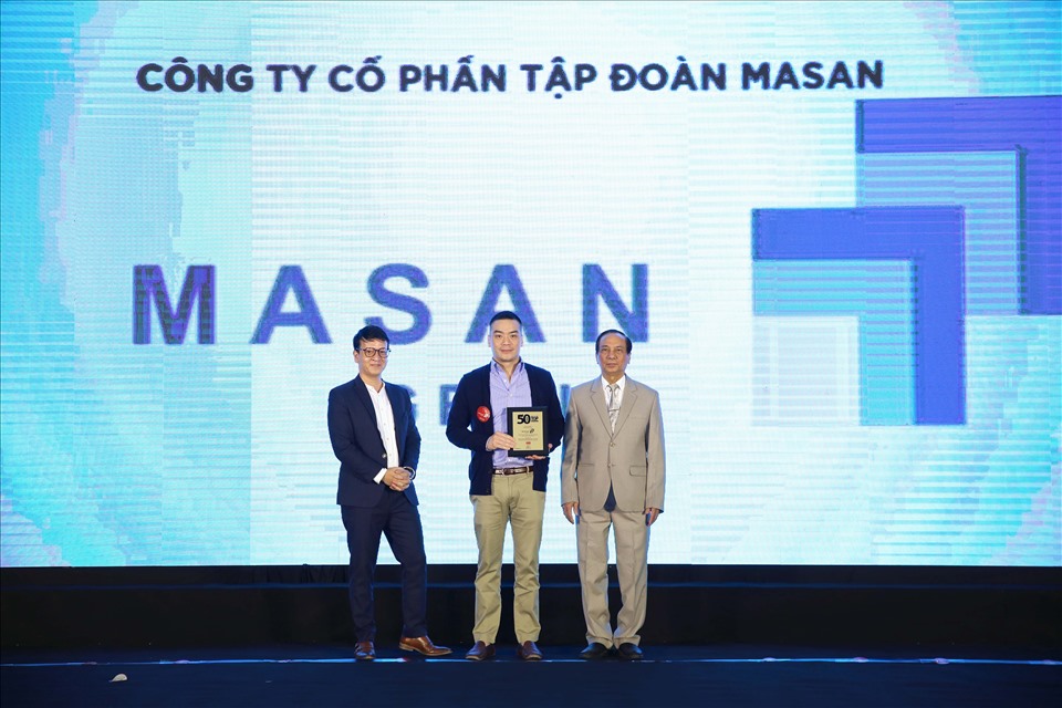 Ông Michael H. Nguyen - Phó Tổng Giám Đốc - đại diện Tập đoàn Masan nhận giải thưởng.