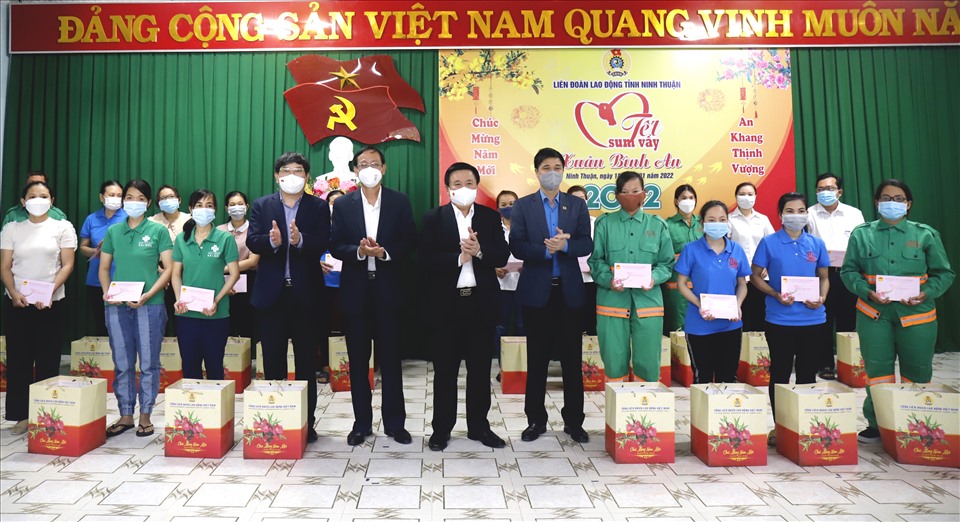 Cũng tại buổi thăm hỏi trong dịp cuối năm, lãnh đạo Học viện Chính trị quốc gia Hồ Chí Minh, Tổng LĐLĐ Việt Nam đã tặng quà cho 200 công nhân lao động.