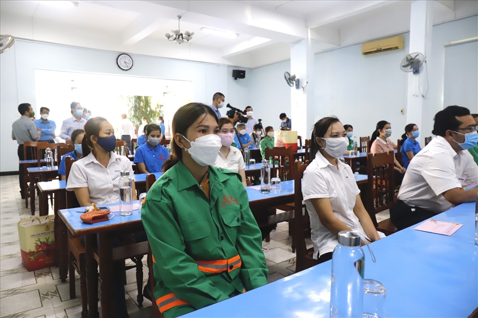 Chiều 18.1, tại Ninh Thuận, đoàn công tác của Đảng và Nhà nước do Phó Chủ tịch Quốc hội Nguyễn Khắc Định dẫn đầu đã đến thăm hỏi, trao tặng 200 suất quà cho công nhân, lao động khó khăn tại Khu Công nghiệp Suối Dầu.